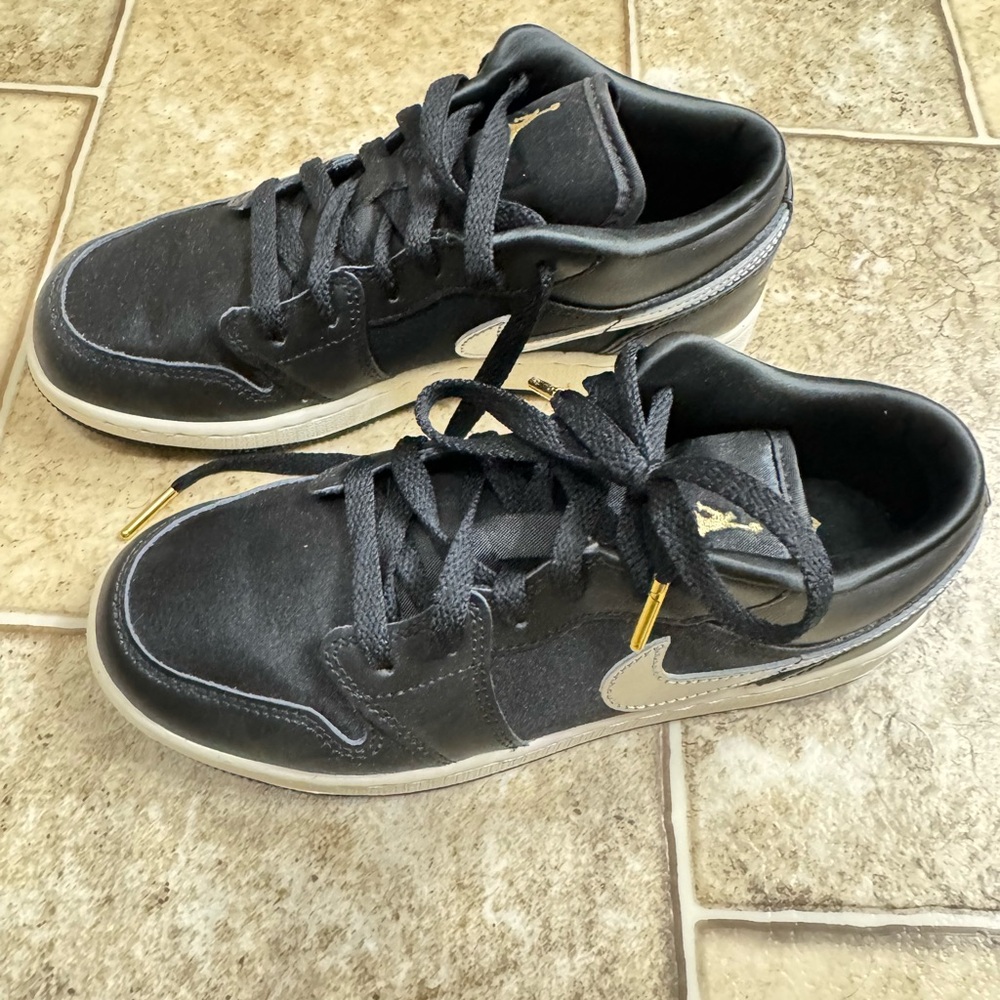 Jordan’s Boys Size 4.5Y